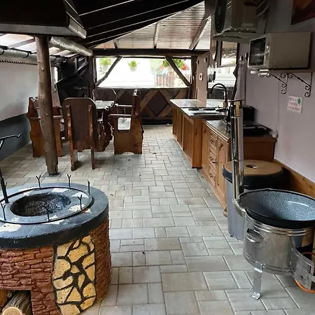 Adi Vendeghaz - Lejlighed